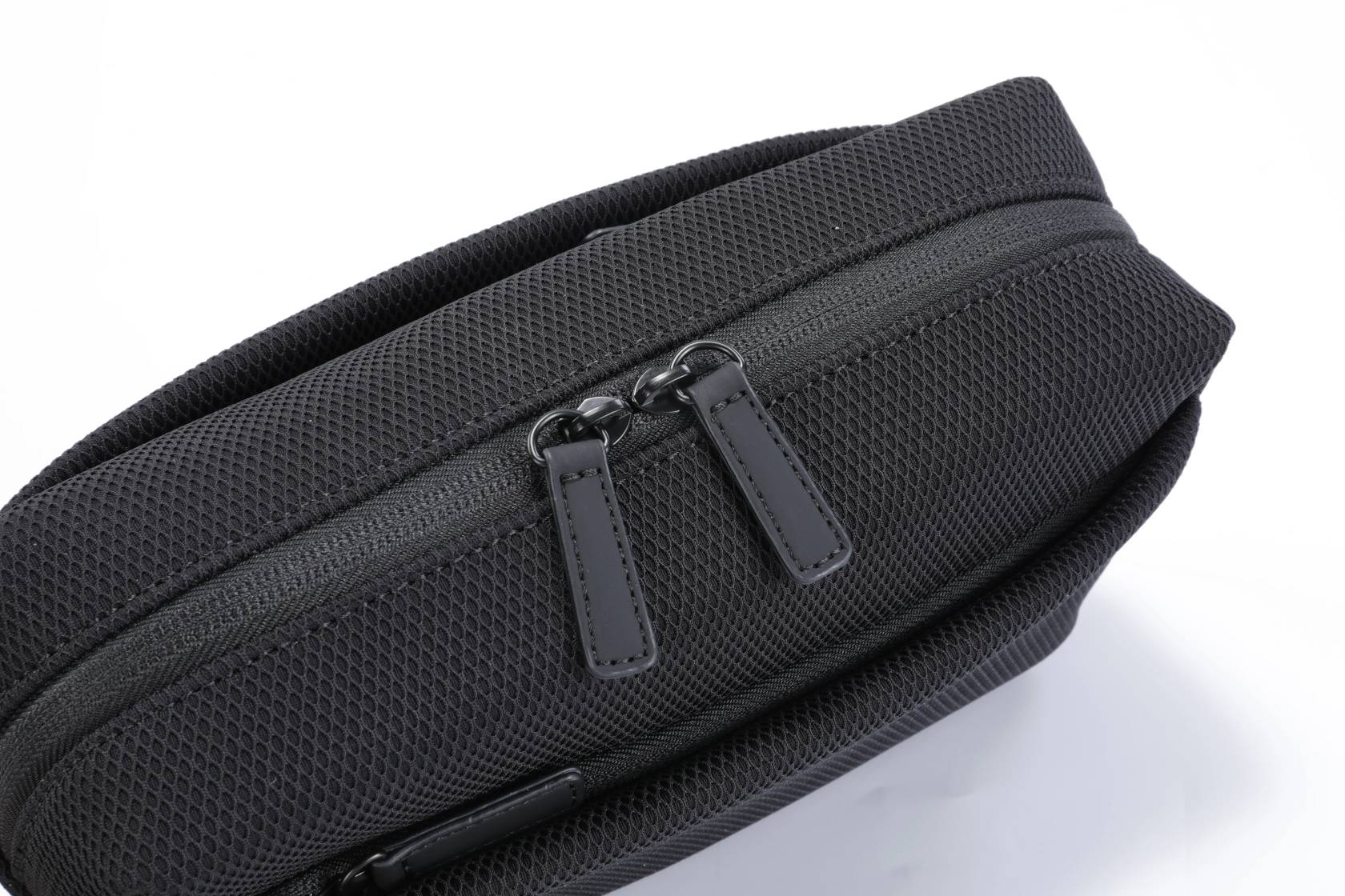 کیف همراه نظم‌دهنده وسایل دیجیتال (Tech Organizer Pouch) از برند LEVELO مدل LEON