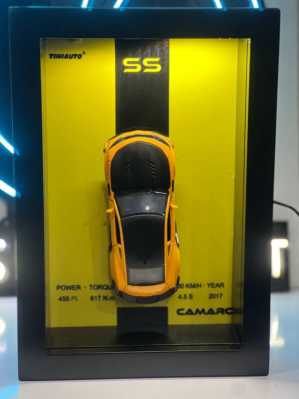 تابلو سه‌بعدی دکوراتیو ماشین فلزی لوکس با نورپردازی